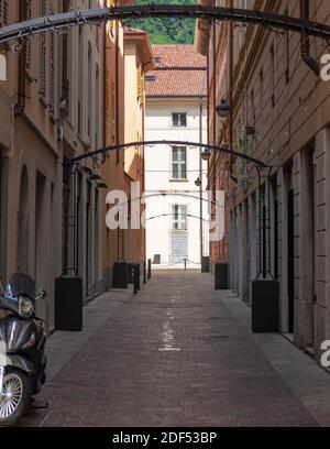 Ombragé pavé vide alley.Como,Lombardy,Italian lacs, Italie Banque D'Images