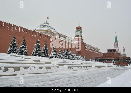 Le mausolée de Lénine au mur du Kremlin. Vue sur le Kremlin de Moscou depuis la place Rouge en hiver. Banque D'Images