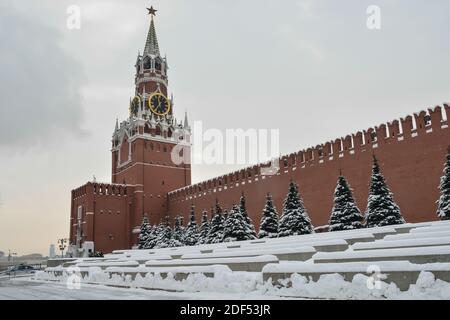 Tour Spassky du Kremlin de Moscou en hiver. Le bâtiment dominant sur la place Rouge à Moscou. Banque D'Images