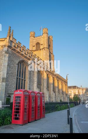 Royaume-Uni, Angleterre, Cambridgeshire, Cambridge, Market Square, St. Mary's Street, Great St. Mary's Church, boîtes téléphoniques traditionnelles Banque D'Images