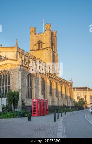 Royaume-Uni, Angleterre, Cambridgeshire, Cambridge, Market Square, St. Mary's Street, Great St. Mary's Church, boîtes téléphoniques traditionnelles Banque D'Images