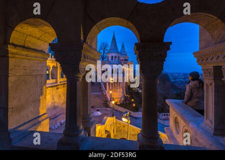 Vue sur le Bastion des pêcheurs à travers des fenêtres sculptées à la tombée de la nuit, Buda Castle Hill, Budapest, Hongrie, Europe Banque D'Images