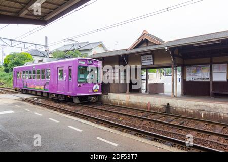 Le train violet de la ligne de tramway Keifuku Randen à Kyoto, Japon Banque D'Images