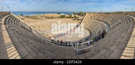 Panorama de l'amphithéâtre romain de Césarée. Un monument historique restauré sur la côte méditerranéenne en Israël. Banque D'Images