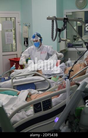 Hôpital universitaire Kralovske Vinohrady, Prague. 2 décembre 2020. La Tchéquie a vu 4,563 nouveaux cas de COVID le mercredi 2 décembre 2020, environ 400 de moins que le mercredi dernier, l'indice de risque d'infection restant à 57 sur l'échelle 0-100 pendant 11 jours. Département d'anesthésiologie et de réanimation pour les patients atteints de la maladie COVID-19 à l'hôpital universitaire de Kralovske Vinohrady, Prague, République tchèque, 2 décembre 2020. Crédit : Martin Weiser/CTK photo/Alay Live News Banque D'Images