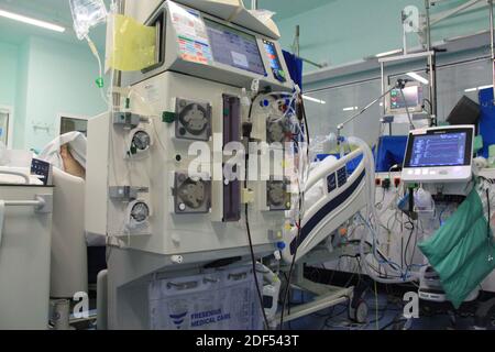 Hôpital universitaire Kralovske Vinohrady, Prague. 2 décembre 2020. La Tchéquie a vu 4,563 nouveaux cas de COVID le mercredi 2 décembre 2020, environ 400 de moins que le mercredi dernier, l'indice de risque d'infection restant à 57 sur l'échelle 0-100 pendant 11 jours. Département d'anesthésiologie et de réanimation pour les patients atteints de la maladie COVID-19 à l'hôpital universitaire de Kralovske Vinohrady, Prague, République tchèque, 2 décembre 2020. Crédit : Martin Weiser/CTK photo/Alay Live News Banque D'Images