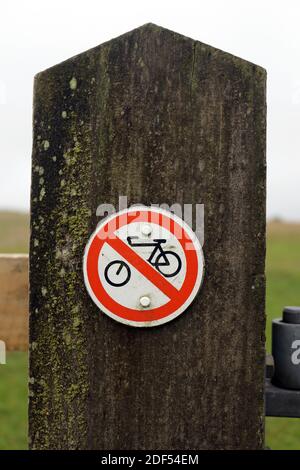 Aucun signe de vélo sur un poteau Banque D'Images