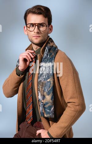 homme tendance en manteau d'hiver et lunettes de réglage cravate gris Banque D'Images