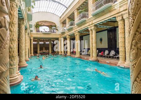 Personnes se baignant dans les thermes de Gellért, Budapest, Hongrie, Europe Banque D'Images