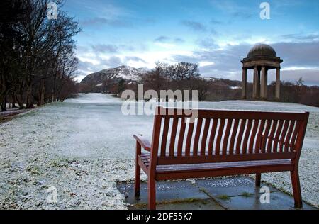 Duddingston, Édimbourg, Écosse, Royaume-Uni. 3 décembre 2020. Première chute de neige de décembre 2020 dans la capitale écossaise, avec plus sur la route selon les prévisions. Photo : le parcours de golf de Duddingston donne une image panoramique pendant que la neige arrête de jouer. Le trou caractéristique est le 13ème de 426 yards appelé 'Temple' - nommé d'après le monument construit par le duc d'Abercorn qui se tient à côté du trou. Le premier club établi à Duddingston, a été appelé le Club de golf assurances et banques, en 1895. ... Conçu par Willie Park Junior, et le parcours mesure maintenant 6,525 mètres. Crédit : Arch White/Alamy Live News. Banque D'Images