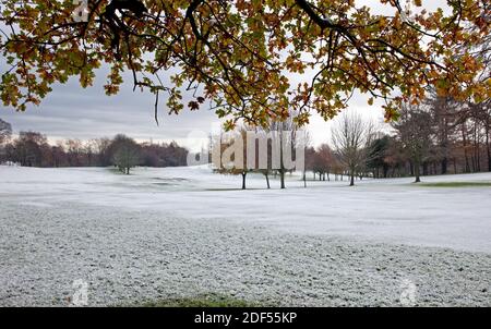 Duddingston, Édimbourg, Écosse, Royaume-Uni. 3 décembre 2020. Première chute de neige de décembre 2020 dans la capitale écossaise, avec plus sur la route selon les prévisions. Photo : le parcours de golf de Duddingston donne une image panoramique pendant que la neige arrête de jouer. Crédit : Arch White/Alamy Live News. Banque D'Images