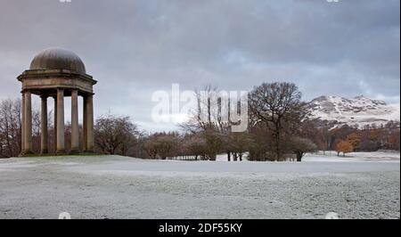 Duddingston, Édimbourg, Écosse, Royaume-Uni. 3 décembre 2020. Première chute de neige de décembre 2020 dans la capitale écossaise, avec plus sur la route selon les prévisions. Photo : le parcours de golf de Duddingston donne une image panoramique pendant que la neige arrête de jouer. Le trou caractéristique est le 13ème de 426 yards appelé 'Temple' - nommé d'après le monument construit par le duc d'Abercorn qui se tient à côté du trou. Le premier club établi à Duddingston, a été appelé le Club de golf assurances et banques, en 1895. ... Conçu par Willie Park Junior, et le parcours mesure maintenant 6,525 mètres. Crédit : Arch White/Alamy Live News. Banque D'Images