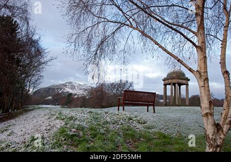 Duddingston, Édimbourg, Écosse, Royaume-Uni. 3 décembre 2020. Première chute de neige de décembre 2020 dans la capitale écossaise, avec plus sur la route selon les prévisions. Photo : le parcours de golf de Duddingston donne une image panoramique pendant que la neige arrête de jouer. Le trou caractéristique est le 13ème de 426 yards appelé 'Temple' - nommé d'après le monument construit par le duc d'Abercorn qui se tient à côté du trou. Le premier club établi à Duddingston, a été appelé le Club de golf assurances et banques, en 1895. ... Conçu par Willie Park Junior, et le parcours mesure maintenant 6,525 mètres. Crédit : Arch White/Alamy Live News. Banque D'Images