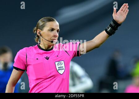 Turin, Italie. 02e décembre 2020. L'arbitre Stephanie Frappart réagit lors du match de football Stage G du groupe de la Ligue des Champions entre le FC Juventus et Dinamo Kiev au stade Juventus de Turin (Italie), le 24 novembre 2020. Photo Giuliano Marchisciano/Insidefoto Credit: Insidefoto srl/Alay Live News Banque D'Images