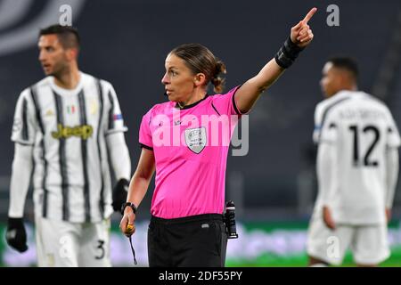 Turin, Italie. 02e décembre 2020. L'arbitre Stephanie Frappart de France réagit lors du match de football Stage G du groupe de la Ligue des Champions entre le FC Juventus et Dinamo Kiev au stade Juventus de Turin (Italie), le 24 novembre 2020. Stephanie Frappart est la première femme arbitre à diriger un match de ligue de champions. Photo Giuliano Marchisciano/Insidefoto Credit: Insidefoto srl/Alay Live News Banque D'Images