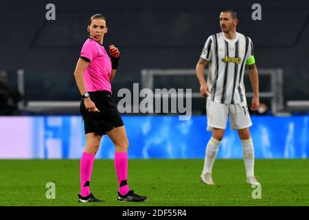 Turin, Italie. 02e décembre 2020. L'arbitre Stephanie Frappart réagit lors du match de football Stage G du groupe de la Ligue des Champions entre le FC Juventus et Dinamo Kiev au stade Juventus de Turin (Italie), le 24 novembre 2020. Photo Giuliano Marchisciano/Insidefoto Credit: Insidefoto srl/Alay Live News Banque D'Images