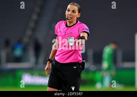 Turin, Italie. 02e décembre 2020. L'arbitre Stephanie Frappart réagit lors du match de football Stage G du groupe de la Ligue des Champions entre le FC Juventus et Dinamo Kiev au stade Juventus de Turin (Italie), le 24 novembre 2020. Photo Giuliano Marchisciano/Insidefoto Credit: Insidefoto srl/Alay Live News Banque D'Images