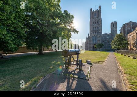 Royaume-Uni, Angleterre, Cambridgeshire, Ely, Palace Green, la cathédrale d'Ely, le mémorial de guerre russe de Cannon Banque D'Images