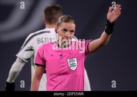 Turin, Italie. 02e décembre 2020. L'arbitre Stephanie Frappart de France réagit lors du match de football Stage G du groupe de la Ligue des Champions entre le FC Juventus et Dinamo Kiev au stade Juventus de Turin (Italie), le 24 novembre 2020. Stephanie Frappart est la première femme arbitre à diriger un match de ligue de champions. Photo Giuliano Marchisciano/Insidefoto Credit: Insidefoto srl/Alay Live News Banque D'Images