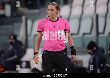 Turin, Italie. 02e décembre 2020. L'arbitre Stephanie Frappart de France réagit lors du match de football Stage G du groupe de la Ligue des Champions entre le FC Juventus et Dinamo Kiev au stade Juventus de Turin (Italie), le 24 novembre 2020. Stephanie Frappart est la première femme arbitre à diriger un match de ligue de champions. Photo Giuliano Marchisciano/Insidefoto Credit: Insidefoto srl/Alay Live News Banque D'Images