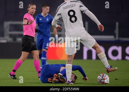 Turin, Italie. 02e décembre 2020. Arbitre Stephanie Frappart de France lors du match de football Stage G du groupe de la Ligue des Champions entre le FC Juventus et Dinamo Kiev au stade Juventus de Turin (Italie), le 24 novembre 2020. Stephanie Frappart est la première femme arbitre à diriger un match de ligue de champions. Photo Federico Tardito/Insidefoto Credit: Insidefoto srl/Alay Live News Banque D'Images