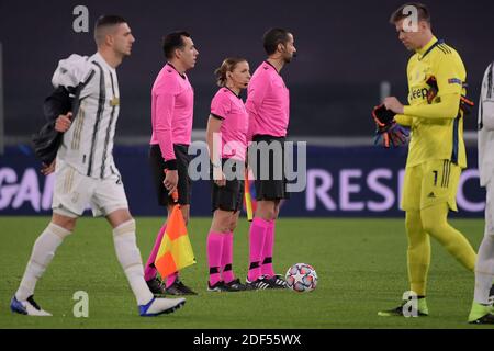 Turin, Italie. 02e décembre 2020. L'arbitre Stephanie Frappart de France et ses assistants lors du match de football Stage G du groupe de la Ligue des Champions entre le FC Juventus et Dinamo Kiev au stade Juventus de Turin (Italie), le 24 novembre 2020. Stephanie Frappart est la première femme arbitre à diriger un match de ligue de champions. Photo Federico Tardito/Insidefoto Credit: Insidefoto srl/Alay Live News Banque D'Images