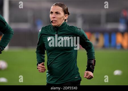 Turin, Italie. 02e décembre 2020. L'arbitre Stephanie Frappart de France se réchauffe lors du match de football Stage G du groupe de la Ligue des Champions entre le FC Juventus et Dinamo Kiev au stade Juventus de Turin (Italie), le 24 novembre 2020. Stephanie Frappart est la première femme arbitre à diriger un match de ligue de champions. Photo Federico Tardito/Insidefoto Credit: Insidefoto srl/Alay Live News Banque D'Images