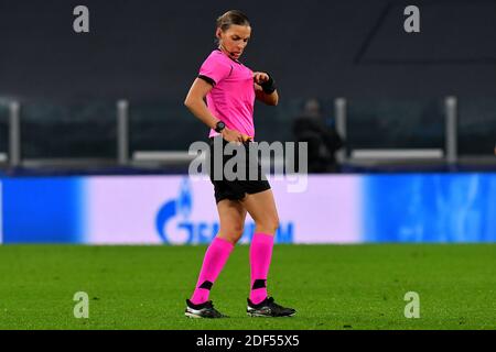 Turin, Italie. 02e décembre 2020. L'arbitre Stephanie Frappart de France réagit lors du match de football Stage G du groupe de la Ligue des Champions entre le FC Juventus et Dinamo Kiev au stade Juventus de Turin (Italie), le 24 novembre 2020. Stephanie Frappart est la première femme arbitre à diriger un match de ligue de champions. Photo Giuliano Marchisciano/Insidefoto Credit: Insidefoto srl/Alay Live News Banque D'Images