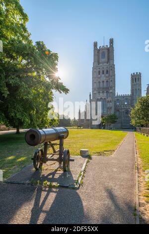 Royaume-Uni, Angleterre, Cambridgeshire, Ely, Palace Green, la cathédrale d'Ely, le mémorial de guerre russe de Cannon Banque D'Images