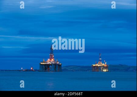 Plates-formes de forage pétrolier amarrées à Cromarty Firth, en Écosse Banque D'Images