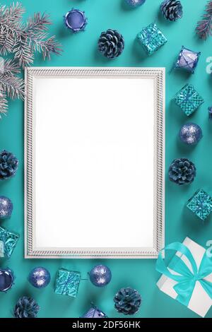 Cadre avec espace blanc vide avec décorations de Noël et cadeaux sur fond bleu. Carte postale Joyeux Noël et bonne année avec espace libre pour Banque D'Images