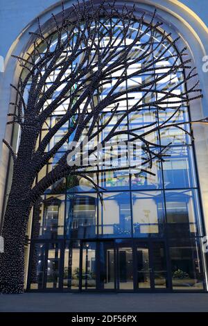 Arbre décoré sur fond de bâtiment à Erevan, Arménie Banque D'Images