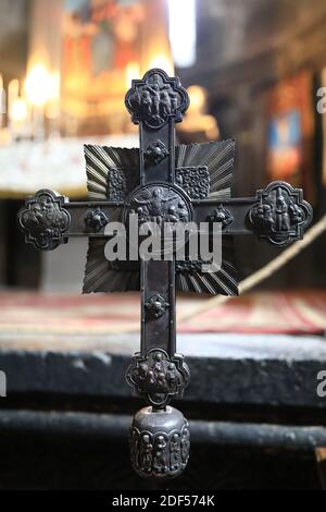 Croix de fer dans l'église du monastère de geghard, Arménie Banque D'Images