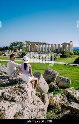 Un couple visite des temples grecs à Selinunte pendant les vacances, vue sur la mer et les ruines des colonnes grecques dans le Parc archéologique de Selinunte Sicile Italie Banque D'Images