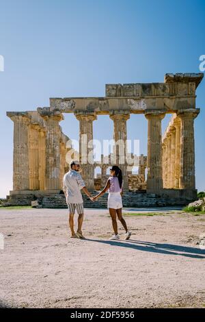 Un couple visite des temples grecs à Selinunte pendant les vacances, vue sur la mer et les ruines des colonnes grecques dans le Parc archéologique de Selinunte Sicile Italie Banque D'Images