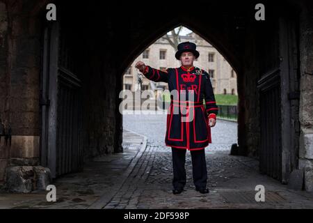 Le nouvel Yéoman Rob Fuller détient les clés cérémonielles après avoir été nommé ancien titre au Palais Royal de sa Majesté et à la forteresse de la Tour de Londres. Le rôle de jailer a été créé au XVIe siècle et a traditionnellement pris en charge les prisonniers à la Tour - mais aujourd'hui le titulaire de poste gère le corps des gardiens de Yeoman et prend part à la célèbre cérémonie des clefs. Banque D'Images