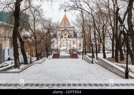 Janvier 2016 - Vladivostok, Russie - fortes chutes de neige à Vladivostok. Arc triomphal du Tsarevitch pendant une chute de neige Banque D'Images