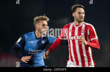 High Wycombe, Royaume-Uni. 02e décembre 2020. Jason McCarthy de Wycombe Wanderers et Nick Powell de Stoke City lors du match du championnat Sky Bet ont joué avec 1000 supporters en tant qu'épreuve d'essai après que le gouvernement a assoupli les directives sportives Covid-19 dans la catégorie 2, entre Wycombe Wanderers et Stoke City à Adams Park, High Wycombe, Angleterre le 2 décembre 2020. Photo d'Andy Rowland. Crédit : Prime Media Images/Alamy Live News Banque D'Images