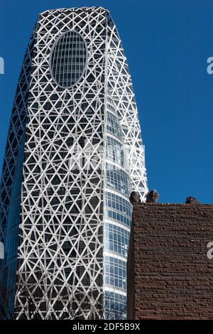 La tour Cocoon mode Gakuen se reflète dans les fenêtres d'une tour de bureau moderne à Shinjuku, Tokyo, Japon Banque D'Images