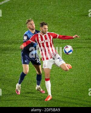 High Wycombe, Royaume-Uni. 02e décembre 2020. Nick Powell de Stoke City et Jason McCarthy de Wycombe Wanderers lors du match du championnat Sky Bet ont joué avec 1000 supporters en tant qu'épreuve d'essai après que le gouvernement a assoupli les directives sportives Covid-19 dans la catégorie 2, entre Wycombe Wanderers et Stoke City à Adams Park, High Wycombe, Angleterre le 2 décembre 2020. Photo d'Andy Rowland. Crédit : Prime Media Images/Alamy Live News Banque D'Images