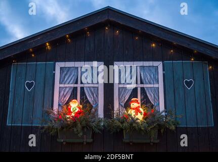 Straupitz, Allemagne. 30 novembre 2020. Christmassy décoré est un pignon de maison. Credit: Patrick Pleul/dpa-Zentralbild/ZB/dpa/Alay Live News Banque D'Images