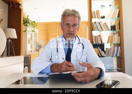 Portrait d'un médecin caucasien âgé en fonction Banque D'Images