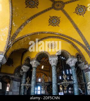 Istanbul / Turquie, septembre 04 2019 : vue panoramique sur l'intérieur du musée Sainte-Sophie (Ayasofya). Détails de la colonne et du dôme. Banque D'Images