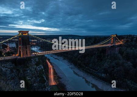 Pont suspendu de Clifton au coucher du soleil, avec des sentiers légers à partir des véhicules. Banque D'Images