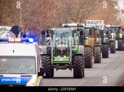 Upahl, Allemagne. 03ème décembre 2020. Les agriculteurs conduisent leurs tracteurs devant le laiterie Arla pour une action de protestation en faveur de la hausse des prix du lait. Les agriculteurs de Mecklembourg-Poméranie occidentale ont une fois de plus pris le pas pour des défilés de tracteurs à plusieurs transformateurs de lait et de viande. Des actions sont prévues dans les laiteries de Wismar, Upahl et Waren sur le Müritz, et devant le plus grand abattoir du nord-est. Credit: Jens Büttner/dpa-Zentralbild/dpa/Alay Live News Banque D'Images