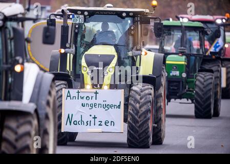 Upahl, Allemagne. 03ème décembre 2020. Les agriculteurs conduisent leurs tracteurs devant le laiterie Arla pour une action de protestation en faveur de la hausse des prix du lait. Les agriculteurs de Mecklembourg-Poméranie occidentale ont une fois de plus pris le pas pour des défilés de tracteurs à plusieurs transformateurs de lait et de viande. Des actions sont prévues dans les laiteries de Wismar, Upahl et Waren sur le Müritz, et devant le plus grand abattoir du nord-est. Credit: Jens Büttner/dpa-Zentralbild/dpa/Alay Live News Banque D'Images