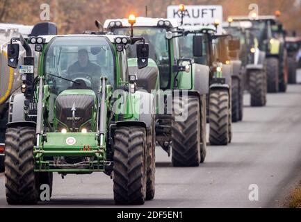 Upahl, Allemagne. 03ème décembre 2020. Les agriculteurs conduisent leurs tracteurs devant le laiterie Arla pour une action de protestation en faveur de la hausse des prix du lait. Les agriculteurs de Mecklembourg-Poméranie occidentale ont une fois de plus pris le pas pour des défilés de tracteurs à plusieurs transformateurs de lait et de viande. Des actions sont prévues dans les laiteries de Wismar, Upahl et Waren sur le Müritz, et devant le plus grand abattoir du nord-est. Credit: Jens Büttner/dpa-Zentralbild/dpa/Alay Live News Banque D'Images