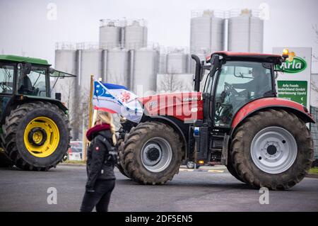 Upahl, Allemagne. 03ème décembre 2020. Les agriculteurs se rassemblent devant Arla Dairy pour protester contre la hausse des prix du lait. Les agriculteurs de Mecklembourg-Poméranie occidentale ont une fois de plus commencé des défilés de tracteurs à plusieurs transformateurs de lait et de viande. Des actions sont prévues dans les laiteries de Wismar, Upahl et Waren sur le Müritz, et devant le plus grand abattoir du nord-est. Credit: Jens Büttner/dpa-Zentralbild/dpa/Alay Live News Banque D'Images