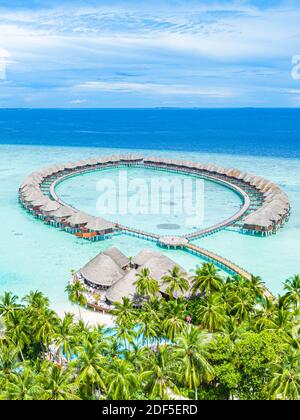 Paysage d'été et paysage marin comme fond tropical aérien. Vue incroyable d'en haut, bungalows sur l'eau de luxe, ambiance de vacances. Une clarté exceptionnelle Banque D'Images