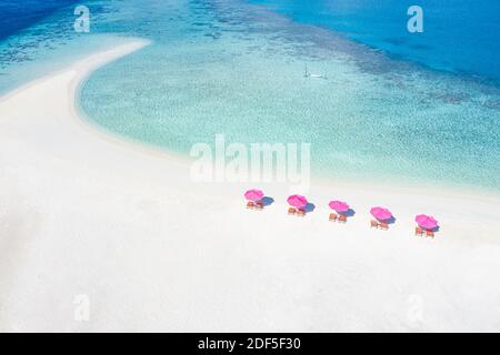 Paysage aérien incroyable dans les îles Maldives. Vue sur mer bleue et récif de corail parfaite depuis un drone ou un avion. Voyage exotique d'été et paysage de vacances Banque D'Images